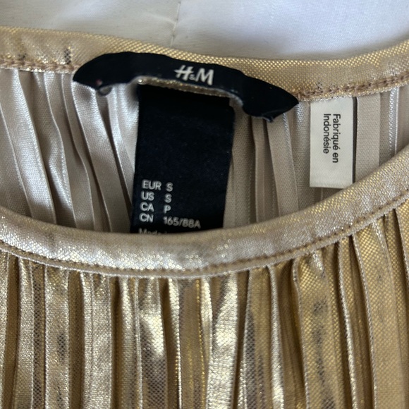 🌸2 for 1🌸✨LIKE NEW✨ H&M Golden Camisole - Picture 2 of 2